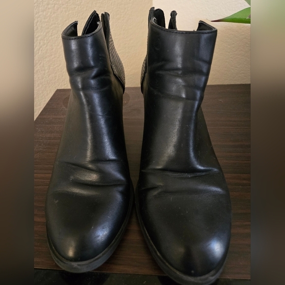 ✨ Vera Wang Black Ankle Boots – Chic & Effortless Size 7 - Picture 1 of 8